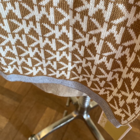 NWT Michael Michael Kors gorgeous scarf. So pretty and classic! - Picture 5 of 12